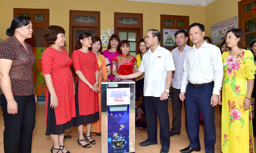 Đồng chí Bí thư Tỉnh ủy Chẩu Văn Lâm tặng quà Trường Mầm non Xuân Quang
