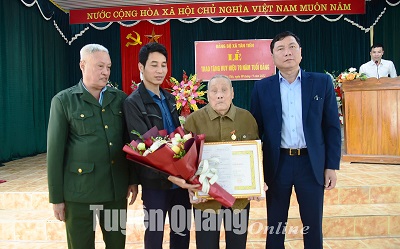 Đồng chí Trưởng Ban Nội chính Tỉnh ủy, Trưởng Ban Pháp chế HĐND tỉnh Phùng Tiến Quân trao Huy hiệu Đảng tại Yên Sơn
