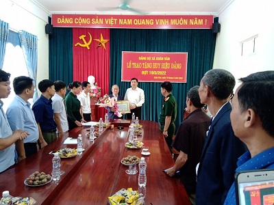 Đồng chí Trưởng Ban Nội chính Tỉnh ủy  trao tặng Huy hiệu Đảng cho đảng viên