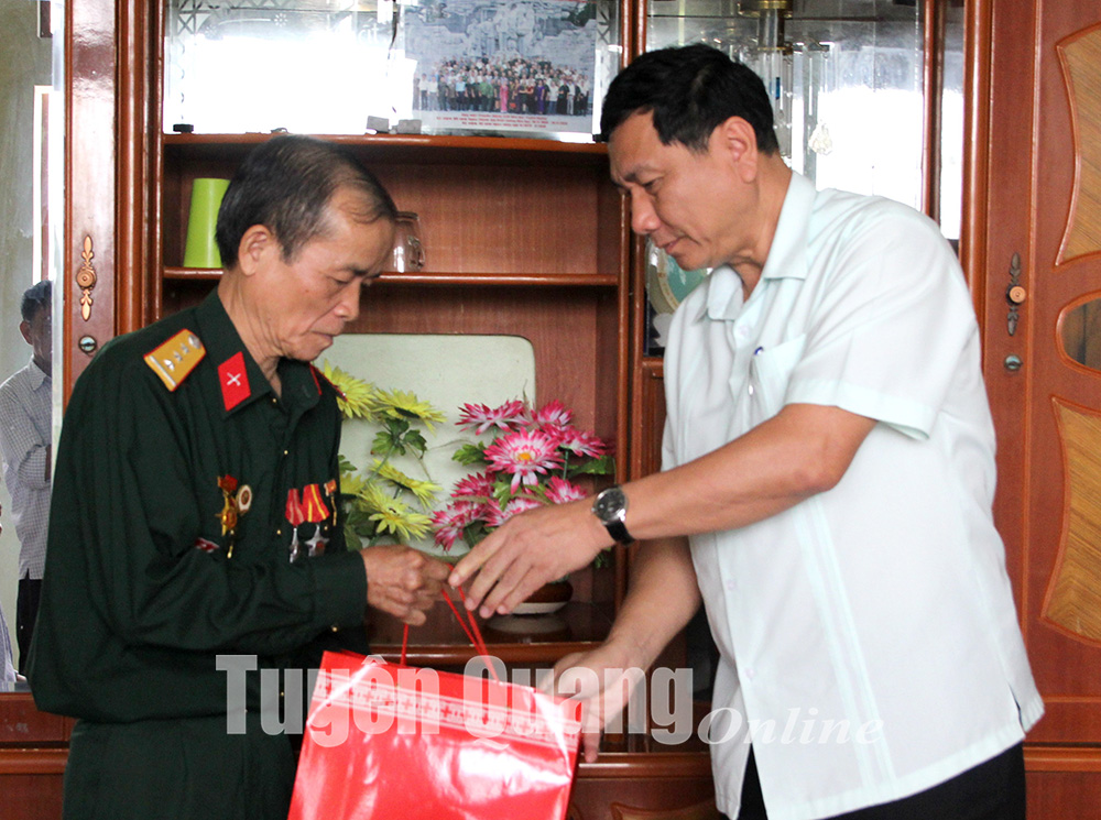 Đồng chí Trưởng Ban Nội chính Tỉnh ủy Phùng Tiến Quân thăm, tặng quà gia đình chính sách