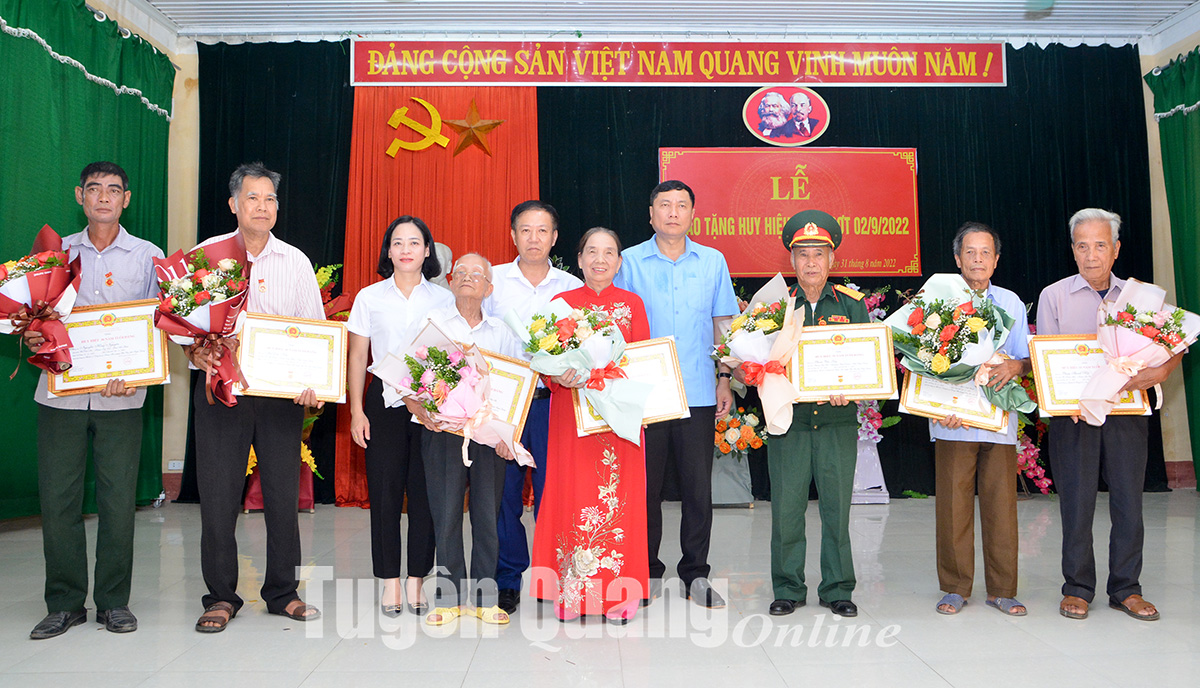 Đồng chí Phùng Tiến Quân trao Huy hiệu Đảng tại huyện Yên Sơn