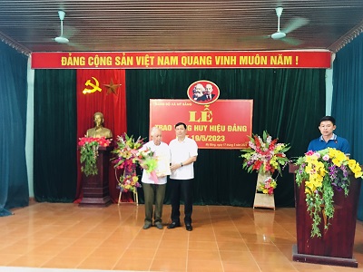 Đồng chí Trưởng Ban Nội chính Tỉnh ủy trao tặng Huy hiệu Đảng cho đảng viên