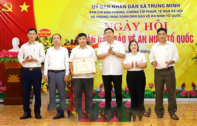 Đồng chí Trưởng Ban Nội chính Tỉnh ủy dự Ngày hội Toàn dân bảo vệ an ninh Tổ quốc tại xã Trung Minh, huyện Yên Sơn