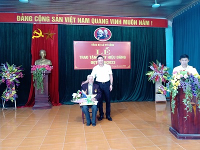 Đồng chí Trưởng Ban Nội chính Tỉnh ủy trao tặng Huy hiệu Đảng cho đảng viên tại xã Mỹ bằng, huyện Yên Sơn