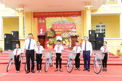 Đồng chí Trưởng Ban Nội chính Tỉnh ủy dự khai giảng năm học 2023 - 2024 Trường Tiểu học và THCS Phú Thịnh, huyện Yên Sơn.