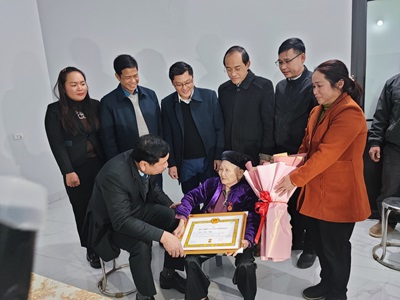 Đồng chí Phùng Tiến Quân trao Huy hiệu Đảng đợt 03-02-2024 tại Đảng bộ huyện Yên Sơn.