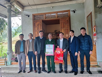 Đồng chí Phùng Tiến Quân, Ủy viên Ban Thường vụ Tỉnh ủy, Trưởng Ban Nội chính Tỉnh ủy thăm, tặng quà gia đình chính sách và người cao tuổi trên địa bàn huyện Yên Sơn