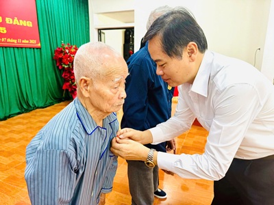 Đồng chí Phó Trưởng Ban Nội chính Tỉnh ủy trao tặng Huy hiệu Đảng Đảng tại xã Tân Thanh