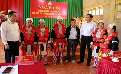 Đồng chí Phùng Tiến Quân, Ủy viên Ban Thường vụ Tỉnh ủy, Trưởng Ban Nội chính Tỉnh ủy dự Ngày hội Đại đoàn kết toàn dân tộc và kỷ niệm 95 năm Ngày truyền thống Mặt trận Tổ quốc Việt Nam tại thôn Bản Tàm, xã Hồng Thái.