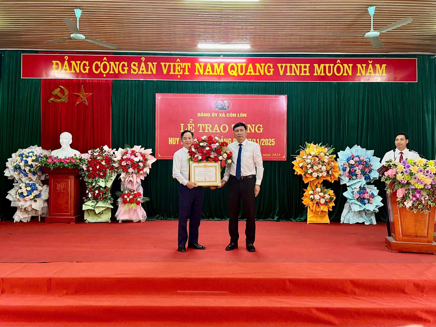 Đồng chí Trưởng Ban Nội chính Tỉnh ủy trao tặng Huy hiệu Đảng đợt 07/11/2025 tại Đảng bộ xã Côn Lôn
