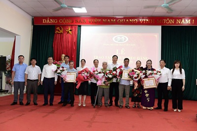 Đồng chí Trưởng Ban Nội chính Tỉnh ủy trao tặng Huy hiệu Đảng đợt 19-5-2025 tại Đảng bộ huyện Yên Sơn