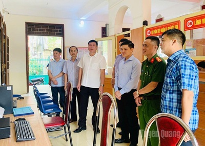 Trưởng ban Nội chính Tỉnh uỷ Phùng Tiến Quân làm việc tại xã Quản Bạ.
