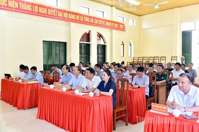 Phó Bí thư Thường trực Tỉnh ủy Lê Thị Kim Dung kiểm tra việc vận hành chính quyền tại xã Tùng Vài
