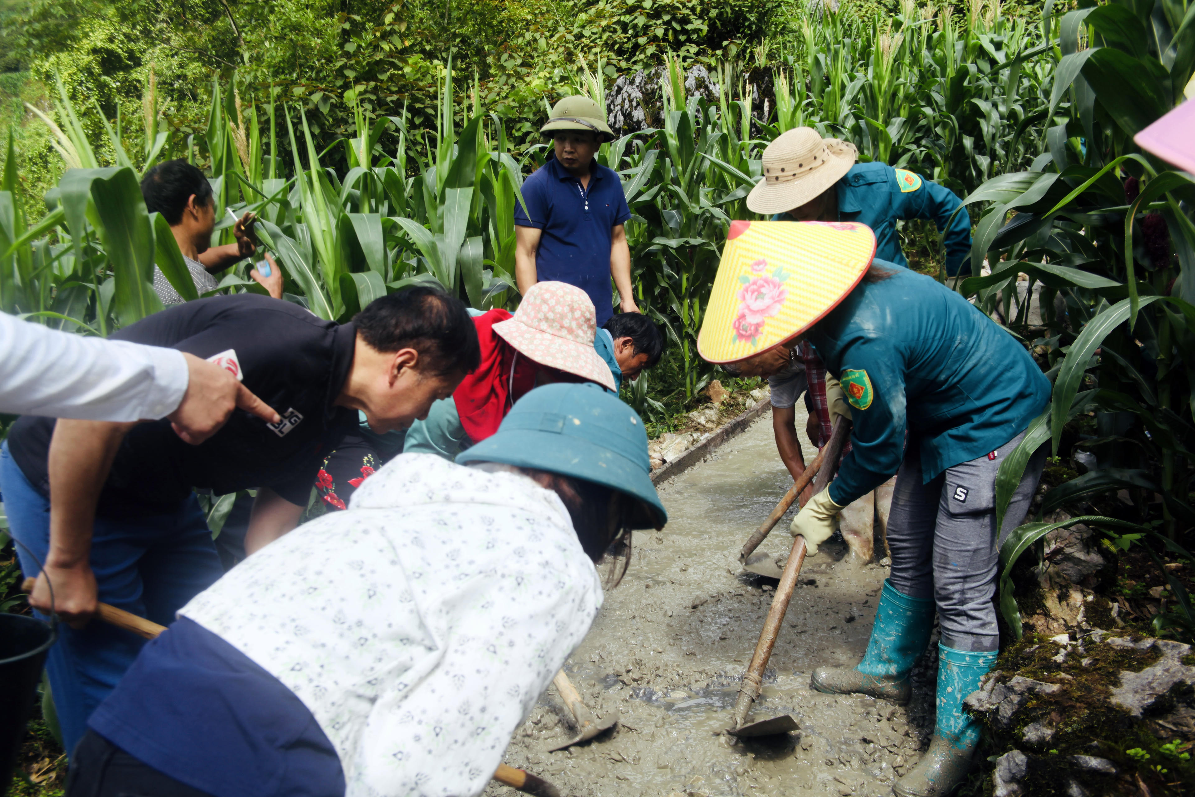 Những mét đường tuần tra dần hiện hữu giữa đại ngàn đá xám. Ảnh: Hoàng Chính.