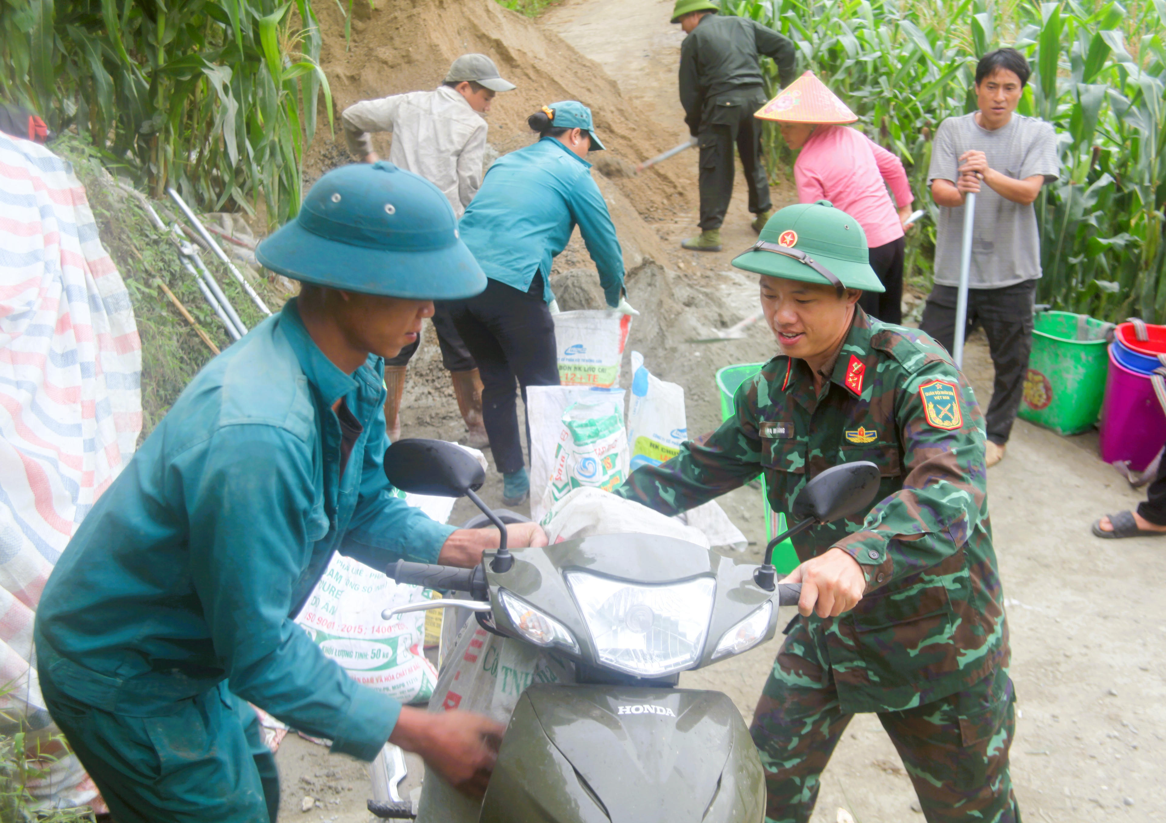 Đến nay, địa phương hoàn thành mở mặt bằng và tiến hành đổ bê tông được khoảng 1.000 mét đường tuần tra biên giới. Ảnh: Hoàng Chính.