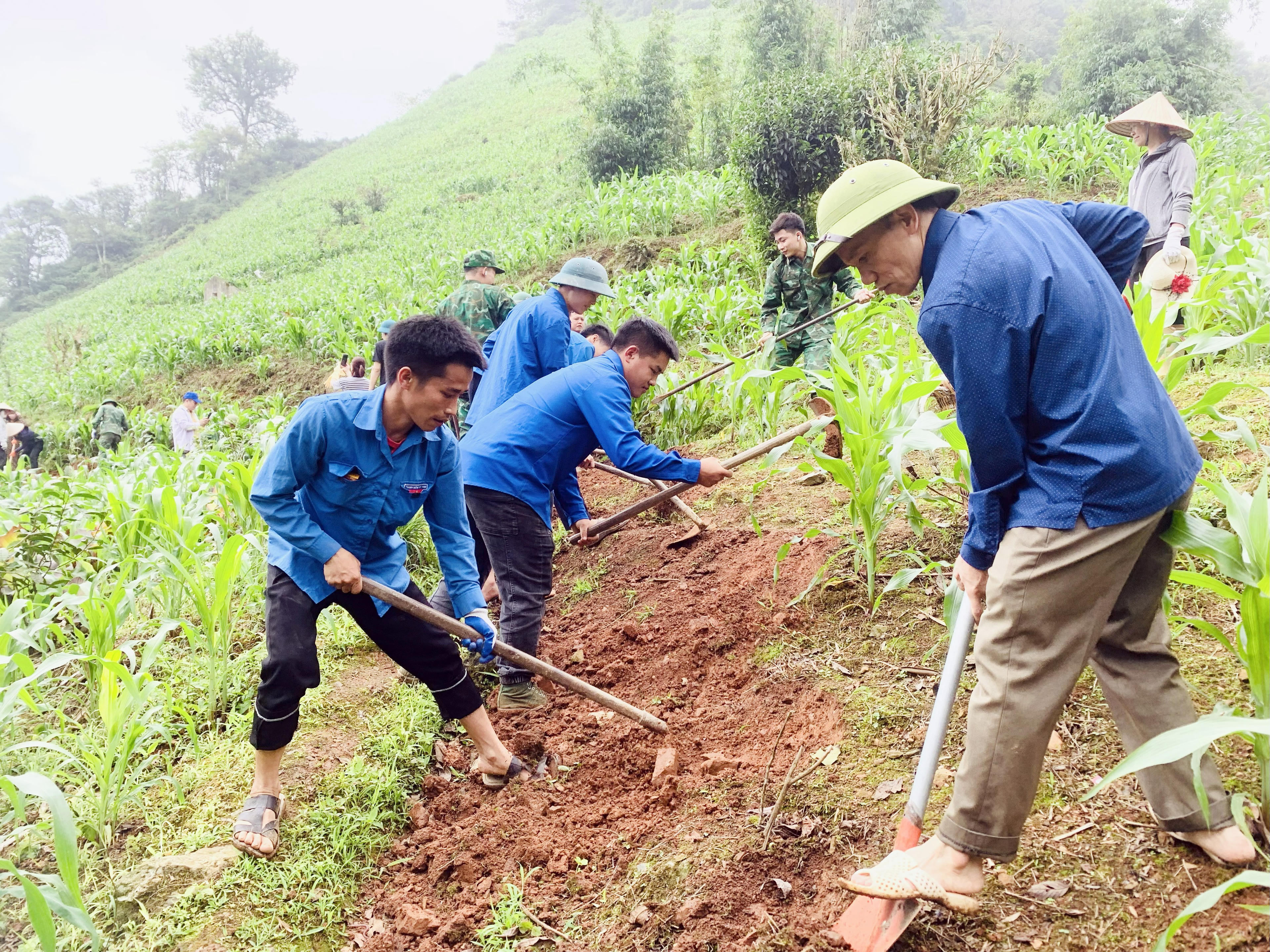 Các lực lượng và nhân dân trên địa bàn xã khẩn trương mở đường với tinh thần làm việc trách nhiệm, hối hả, khẩn trương. Ảnh: Hoàng Chính.