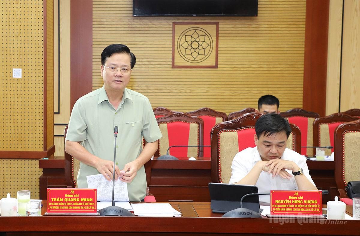 Trưởng Ban Tổ chức Tỉnh ủy Trần Quang Minh thảo luận tại phiên họp.
