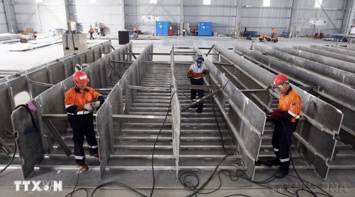 Chế tạo thiết bị đóng tàu biển tại Công ty trách nhiệm hữu hạn một thành viên Austal Việt Nam (vốn đầu tư của Australia) tại Khu công nghiệp Đông Xuyên, Thành phố Hồ Chí Minh.
